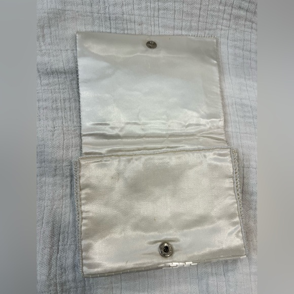 VINTAGE Handbeaded White Clutch in Beautiful preloved condition-fold over front - Picture 2 of 8